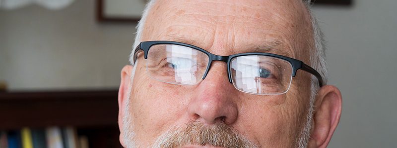 AI cuts reflections in glasses